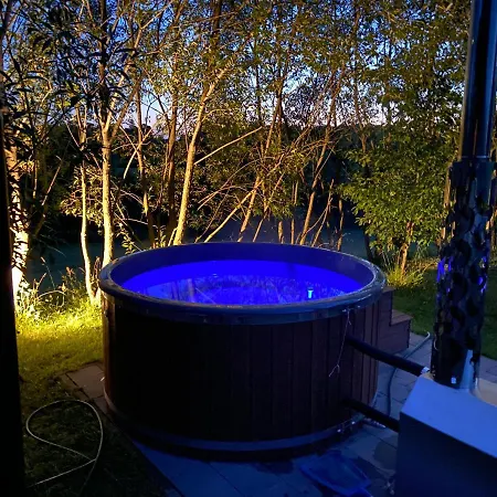 Szarejkowe Wzgorza Caloroczny Domek Z Balia Na Tarasie Szarejki Exterior photo