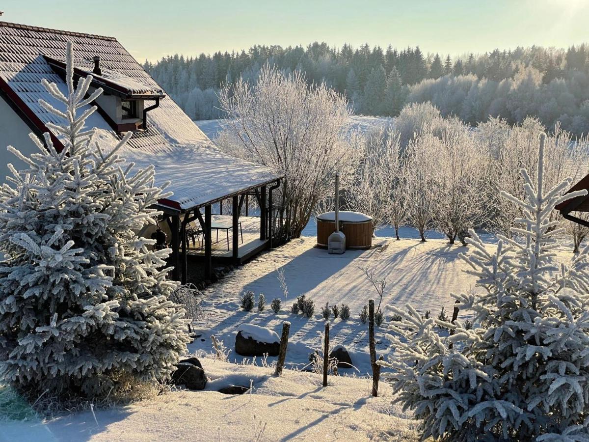 Szarejkowe Wzgorza Caloroczny Z Balia Na Tarasie